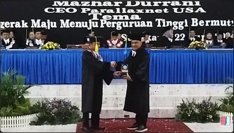 Penyerahan Cinderamata dari Rektor Unisri ke CEO Parallaxnet USA